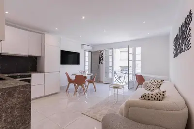 Télévision ou salle de divertissement dans l'établissement Cannes Molière - Palais, Plage, Balcon, Clim et Centre ville