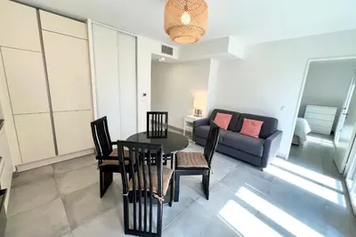 Coin salon dans l'établissement VIEIL ANTIBES - 4 couchages - Parking privé