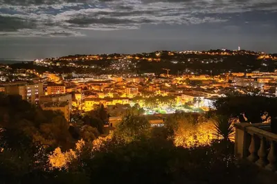 Vue générale sur Vallauris ou vue de la ville depuis l'appartement