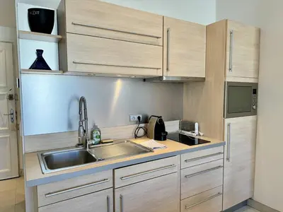 Cuisine ou kitchenette dans l'établissement Cannes La Croisette - Joli studio au calme coté jardin