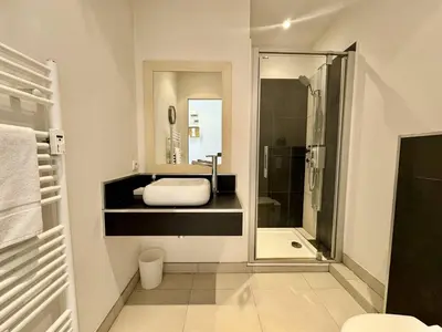Salle de bains dans l'établissement Cannes La Croisette - Joli studio au calme coté jardin