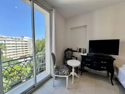 Télévision ou salle de divertissement dans l'établissement Cannes La Croisette - Joli studio au calme coté jardin