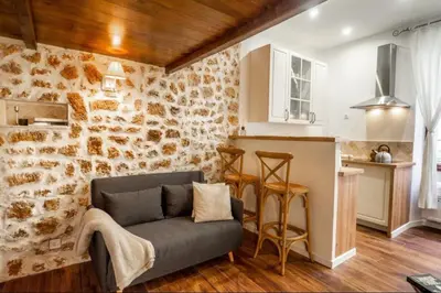 Cuisine ou kitchenette dans l'établissement Lovely air-conditioned studio - Vieil Antibes