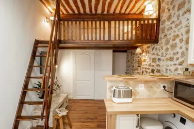Cuisine ou kitchenette dans l'établissement Lovely air-conditioned studio - Vieil Antibes