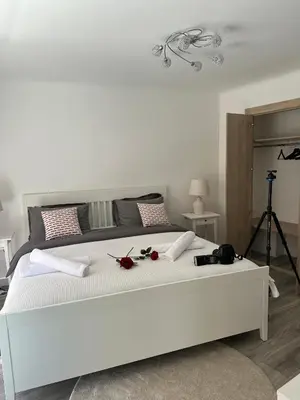 Un ou plusieurs lits dans un hébergement de l'établissement Premium 80sqm Apartment Opposite Martinez, Steps from Congress Center