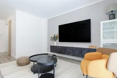 Télévision ou salle de divertissement dans l'établissement Premium 80sqm Apartment Opposite Martinez, Steps from Congress Center