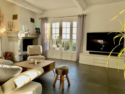 Télévision ou salle de divertissement dans l'établissement Maison dans résidence avec piscine et tennis