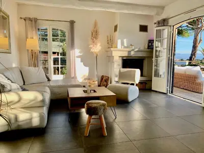 Coin salon dans l'établissement Maison dans résidence avec piscine et tennis