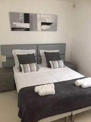 Un ou plusieurs lits dans un hébergement de l'établissement Cannes centre Villa piscine spa