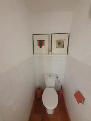 Salle de bains dans l'établissement Bas de villa avec piscine partagée