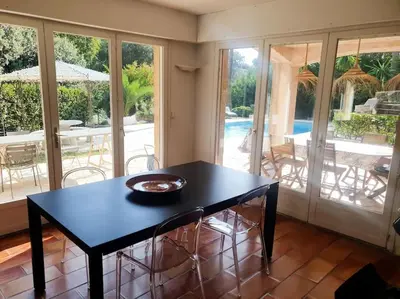 Balcon ou terrasse dans l'établissement Bas de villa avec piscine partagée