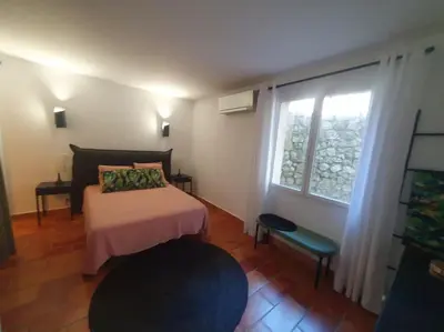Un ou plusieurs lits dans un hébergement de l'établissement Bas de villa avec piscine partagée