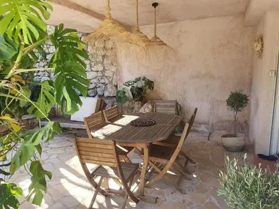 Coin salon dans l'établissement Bas de villa avec piscine partagée