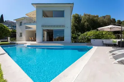 Piscine de l'établissement Grande villa californienne calme près de la mer ou située à proximité