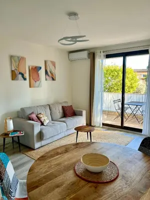 Coin salon dans l'établissement 2 pièces, moderne et lumineux avec piscine en résidence privée
