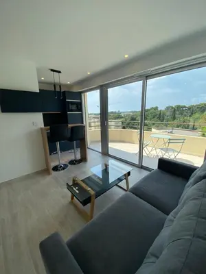 Coin salon dans l'établissement STUDIO HORIZON - SEA VIEW - POOL- Air Conditioner - Kitchen - Wifi -TV Train - Bus -