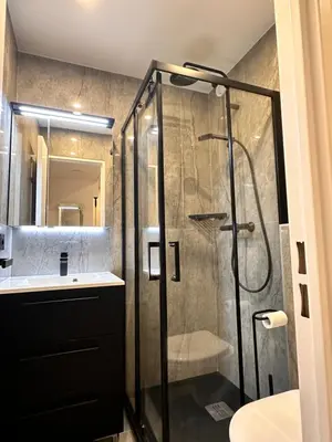 Salle de bains dans l'établissement STUDIO HORIZON - SEA VIEW - POOL- Air Conditioner - Kitchen - Wifi -TV Train - Bus -