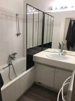Salle de bains dans l'établissement Appartement terrasse piscine et accès plage