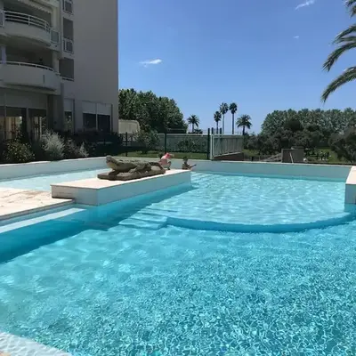 Appartement terrasse piscine et accès plage