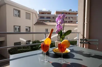 Balcon ou terrasse dans l'établissement Le Cocon de la Pinède - Antibes proche plage