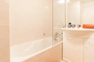 Salle de bains dans l'établissement Le Cocon de la Pinède - Antibes proche plage