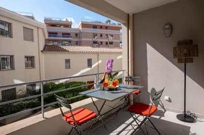 Balcon ou terrasse dans l'établissement Le Cocon de la Pinède - Antibes proche plage