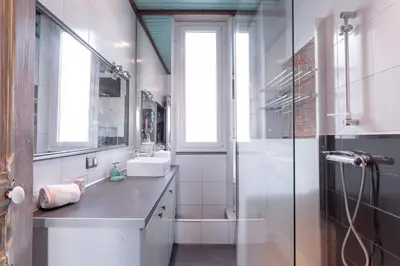 Salle de bains dans l'établissement The Artists’ Retreat – Comfort in the Heart of Cannes