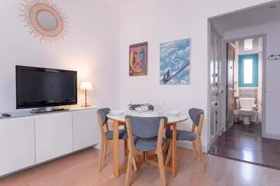 Télévision ou salle de divertissement dans l'établissement The Artists’ Retreat – Comfort in the Heart of Cannes