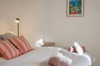 Un ou plusieurs lits dans un hébergement de l'établissement Vieil Antibes - La Clef des Remparts 2BDR & 2 BTH with balcony