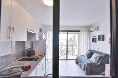 Cuisine ou kitchenette dans l'établissement LES BEAUX JOURS Super nice flat for 3 with AC, balcony & view