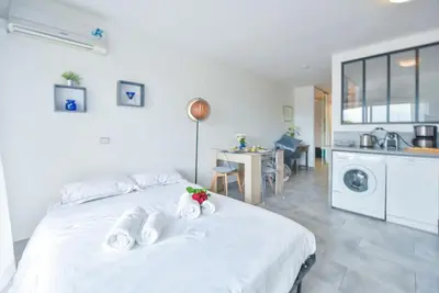 Un ou plusieurs lits dans un hébergement de l'établissement LES BEAUX JOURS Super nice flat for 3 with AC, balcony & view