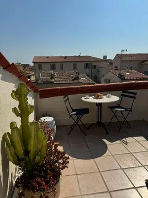 Balcon ou terrasse dans l'établissement ARAZY - Superb duplex old Antibes very central, AC, terrace