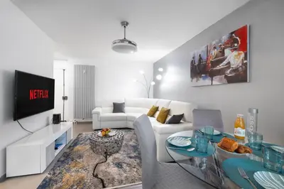 Télévision ou salle de divertissement dans l'établissement Suite Ioana - Appartement à Cannes