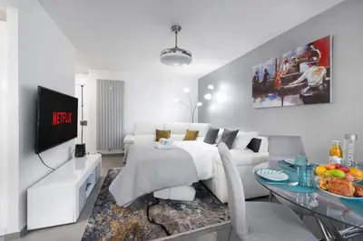 Un ou plusieurs lits dans un hébergement de l'établissement Suite Ioana - Appartement à Cannes