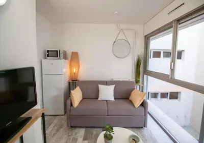 Télévision ou salle de divertissement dans l'établissement Stylish Studio with Pool 500 meters to the Beach