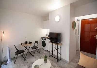 Télévision ou salle de divertissement dans l'établissement Stylish Studio with Pool 500 meters to the Beach