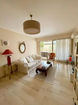 Coin salon dans l'établissement appartement avec piscine