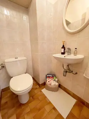 Salle de bains dans l'établissement appartement avec piscine