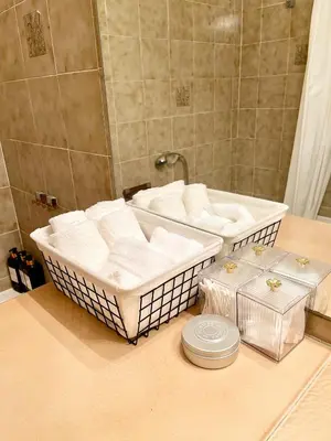 Salle de bains dans l'établissement appartement avec piscine