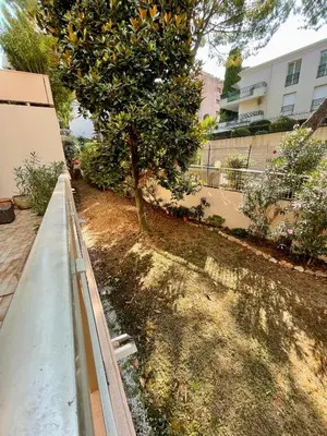 Jardin de l'établissement appartement avec piscine