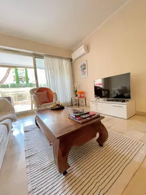 Télévision ou salle de divertissement dans l'établissement appartement avec piscine