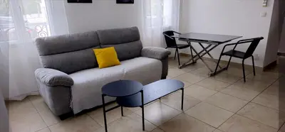 Coin salon dans l'établissement Grand T2 Meublé-Juan Pins-Logt8