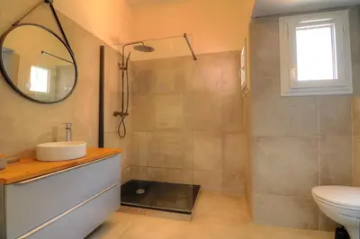Salle de bains dans l'établissement Joli appartement en bord de mer