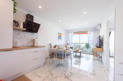Cuisine ou kitchenette dans l'établissement 1-Br Renovated Near Croisette