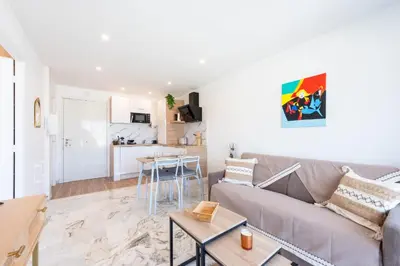 Cuisine ou kitchenette dans l'établissement 1-Br Renovated Near Croisette