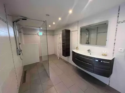 Salle de bains dans l'établissement Villa MARGARITTA 4km Cannes centre et plages