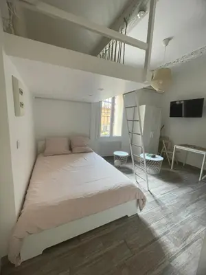 Un ou plusieurs lits dans un hébergement de l'établissement Studio vieil Antibes et mezzanine proche de la mer