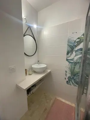 Salle de bains dans l'établissement Studio vieil Antibes et mezzanine proche de la mer