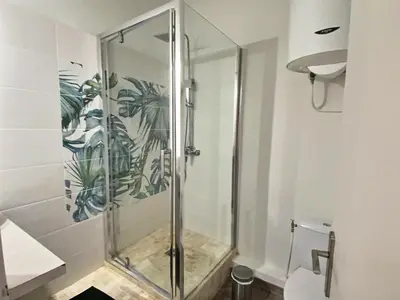 Salle de bains dans l'établissement Studio vieil Antibes et mezzanine proche de la mer