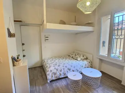 Un ou plusieurs lits dans un hébergement de l'établissement Studio vieil Antibes et mezzanine proche de la mer